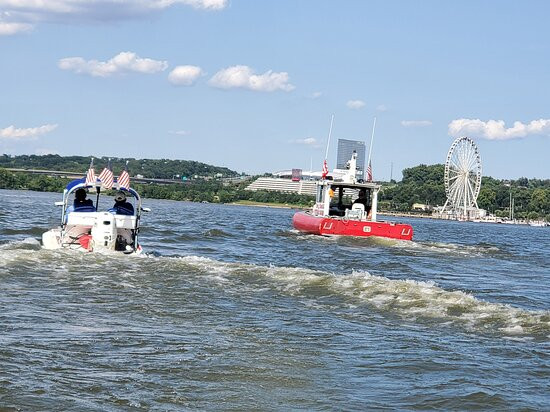 Monumental Boat Tours景点图片