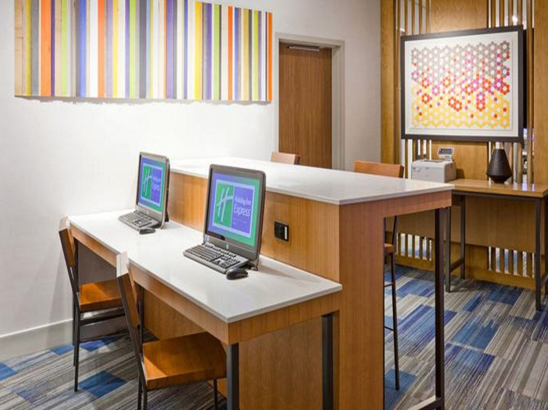 Holiday Inn Express & Suites Quincy I-10 by IHG主图
