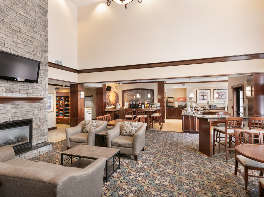 阿克伦斯托凯霍加福尔斯驻桥套房酒店主图