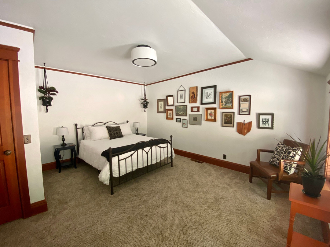 Mount Tom House主图