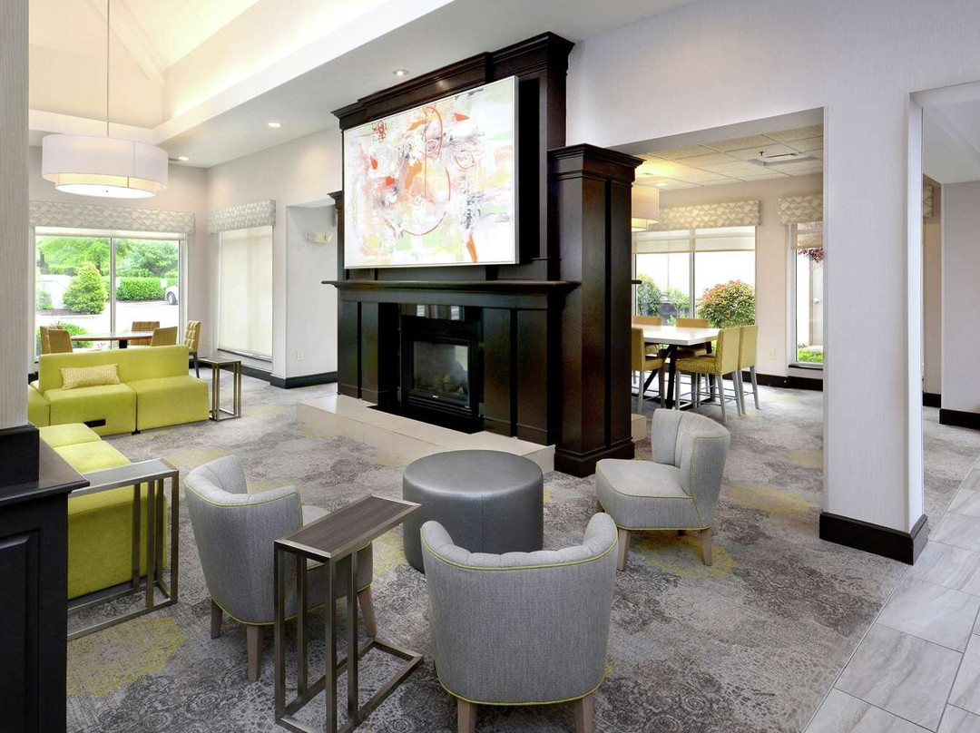 拉雷三角镇中心希尔顿花园酒店主图