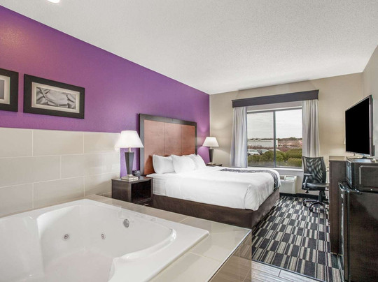 普雷恩菲尔德快捷假日酒店主图