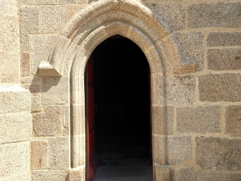 Eglise Saint Pierre-Les Herbiers必去景点