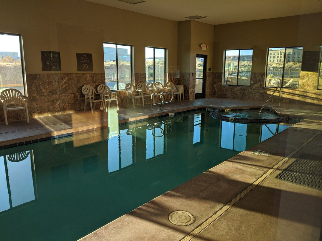 康福特茵套房酒店主图