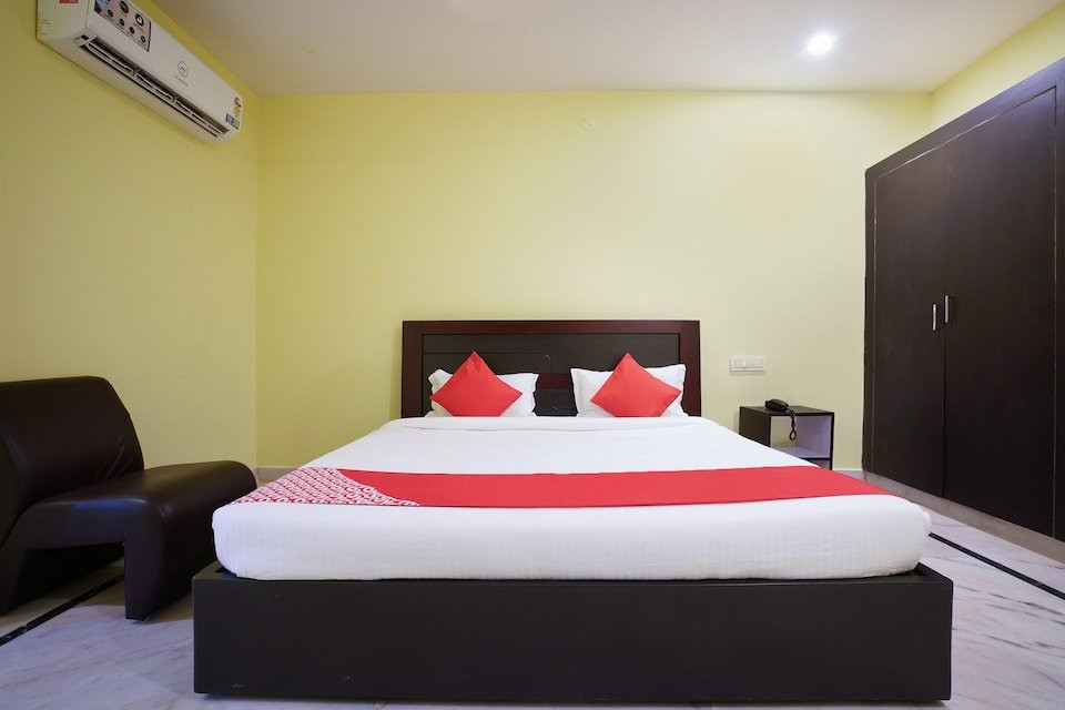 OYO Anuguna Tulasi Grand Near JNTU University Hyderabad主图