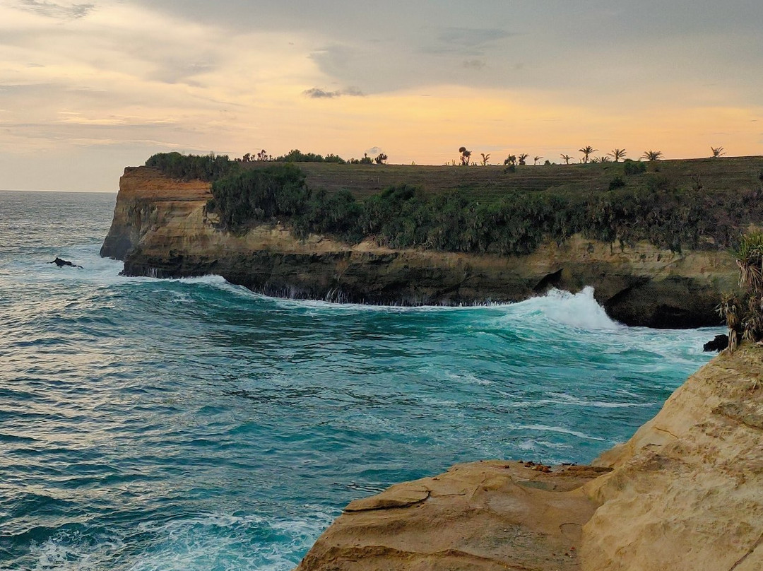 Pantai Klayar景点图片