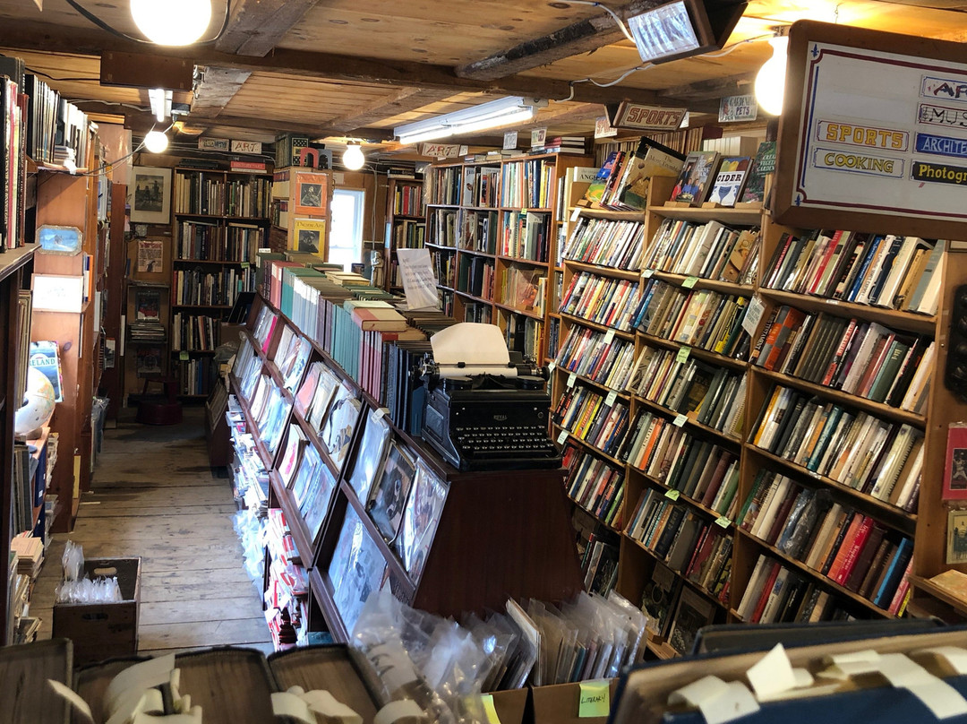 Avenue Victor Hugo Books-Lee必去景点