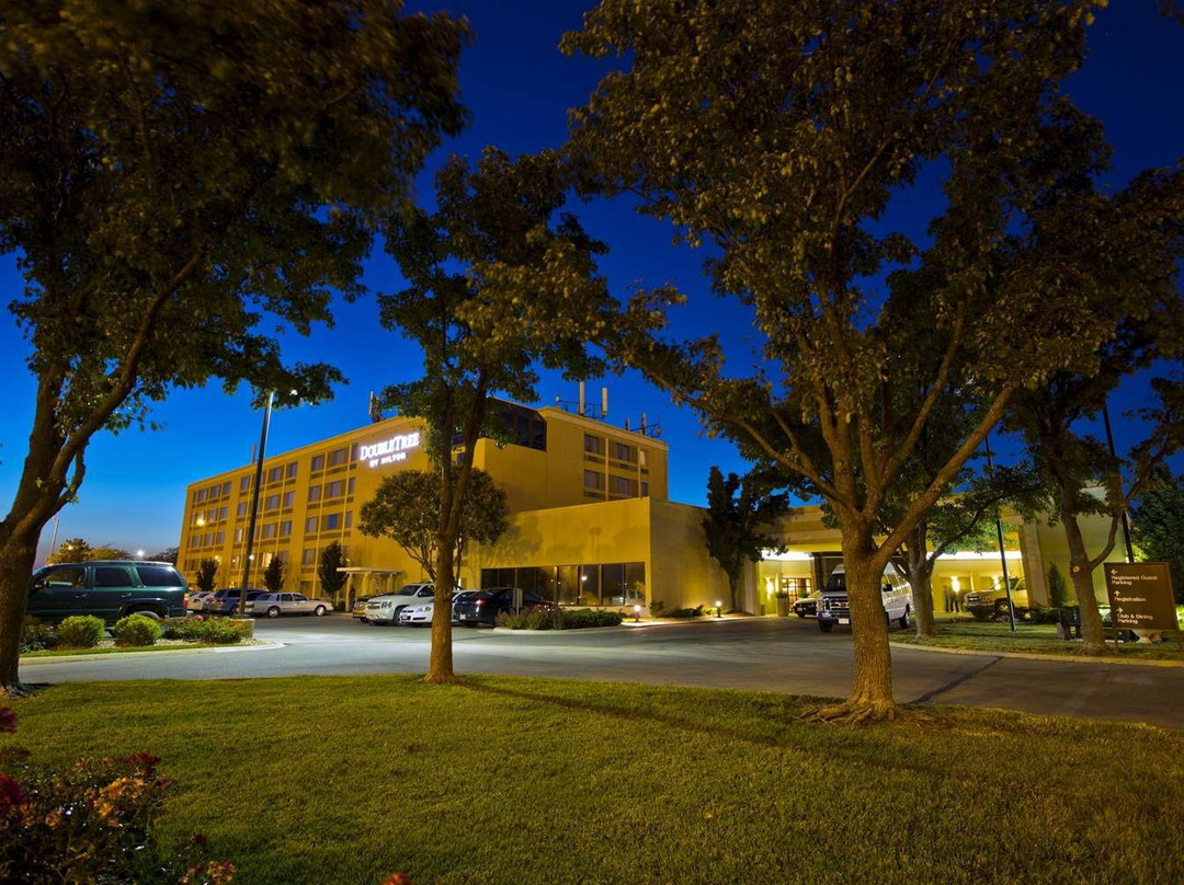 威奇托机场希尔顿逸林酒店主图