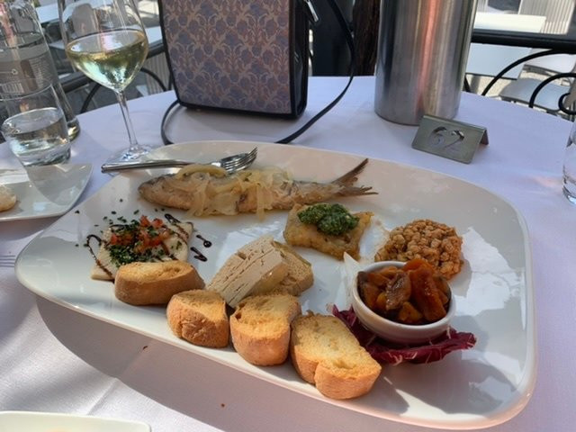 Bellagio Hills Hotel and Restaurant主图