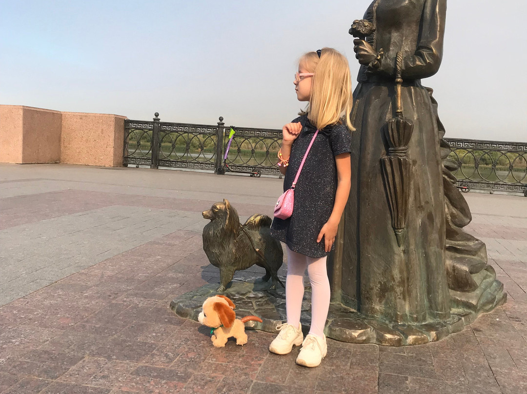 Sculpture Lady with the Dog-阿斯特拉罕必去景点