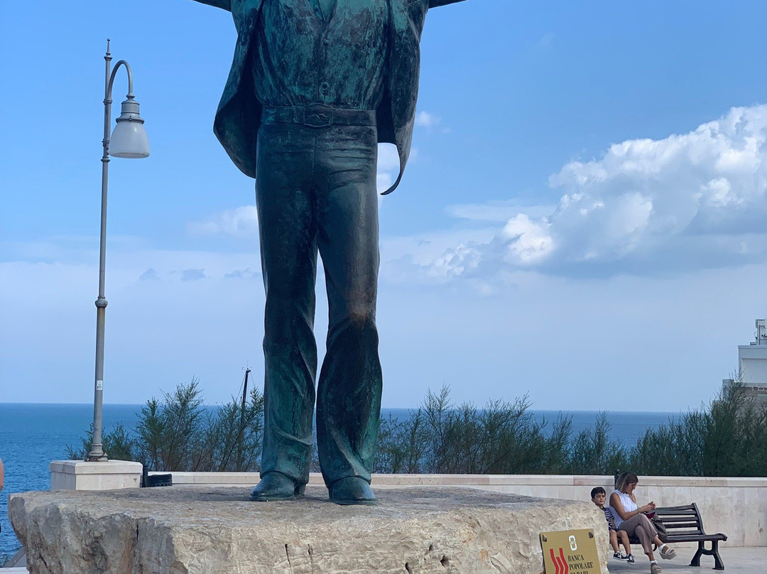 Statua di Domenico Modugno景点图片