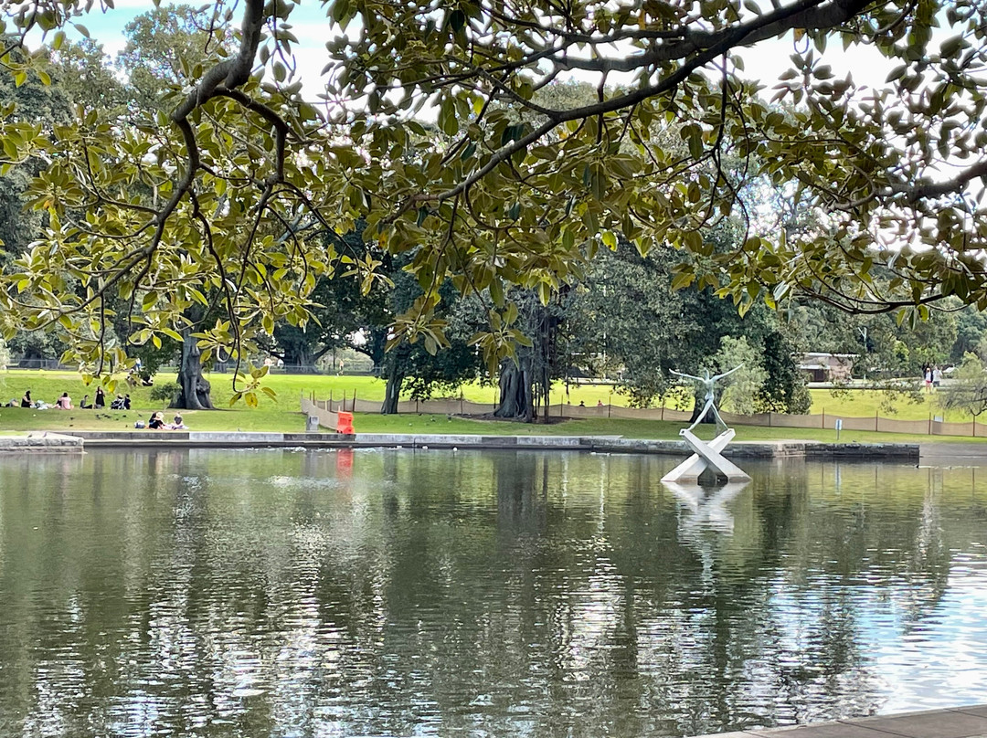 Kippax Lake Fountain & Statue