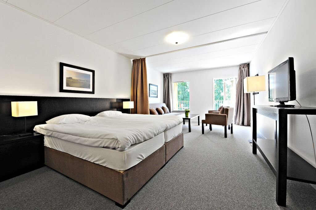 First Hotel Lindo Park主图