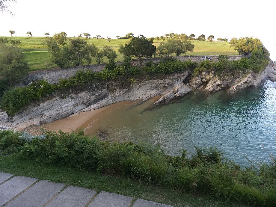 Playa de Los Molinucos-桑坦德必去景点