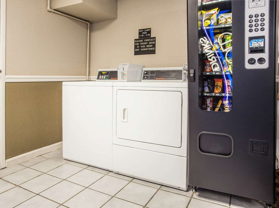 瓦卡维尔速8酒店主图