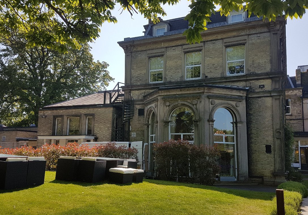 皇室温泉酒店主图