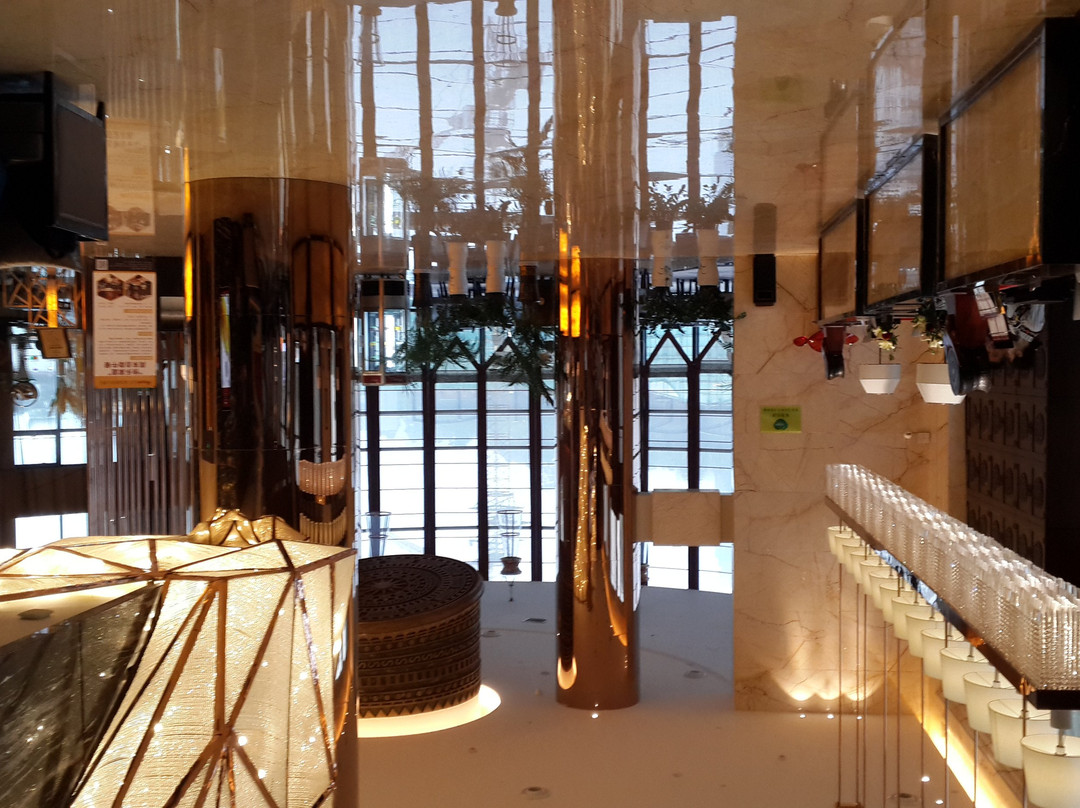 兴义国龙雅阁大酒店（穿云洞公园荷花巷步行街店）主图