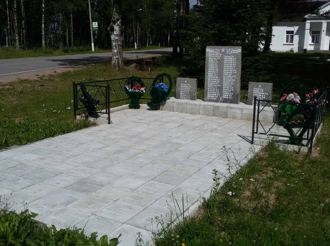 Verkhniye Mandrogi旅游景点-Monument to the Fallen Countrymen