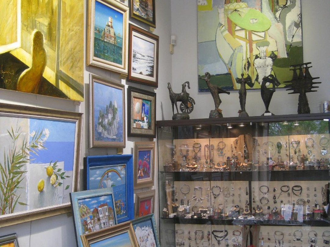 Art Gallery Le Papillon-瓦尔纳必去景点
