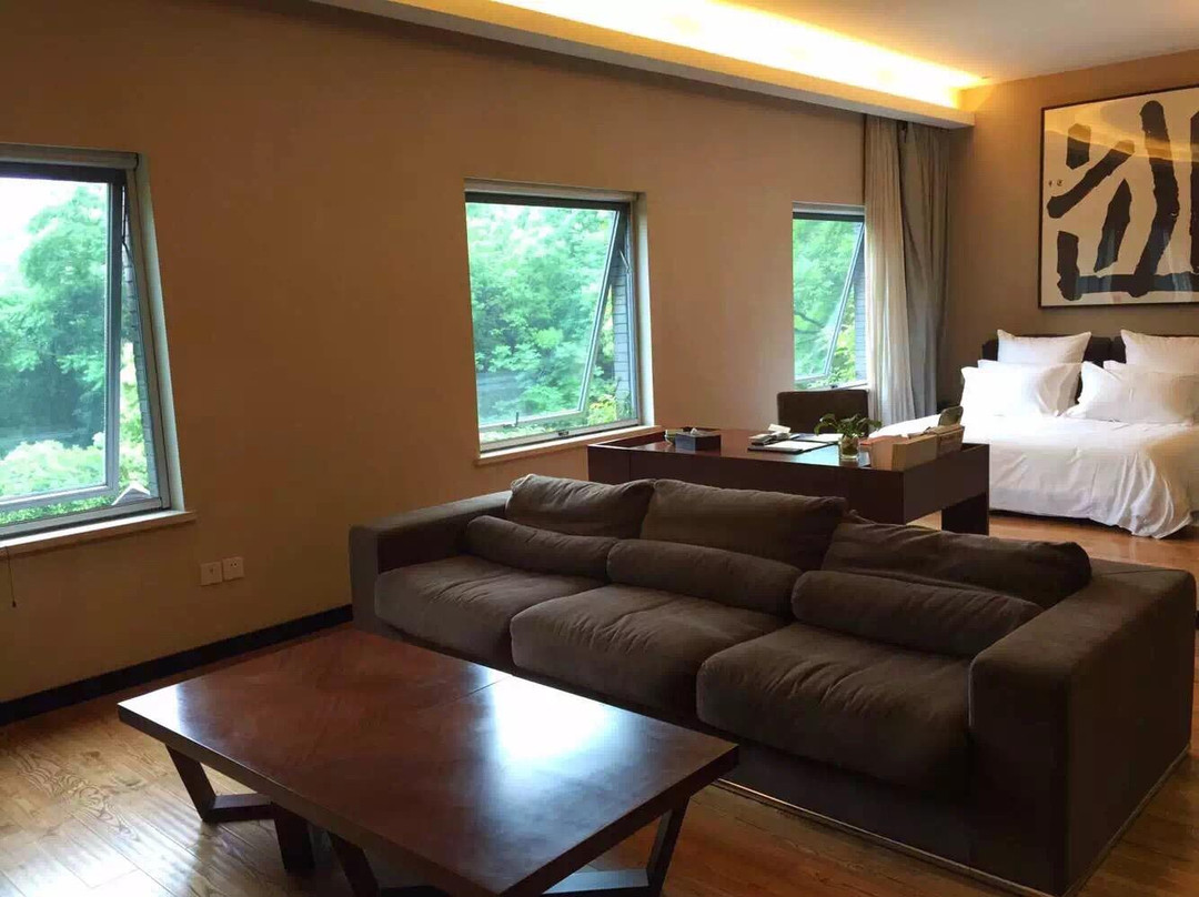 凤凰山庄艺术酒店主图