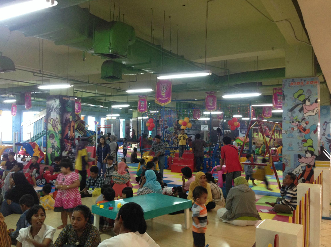 Jembatan Merah Plaza-泗水必去景点