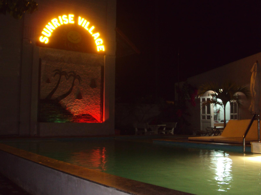 日出乡村酒店主图