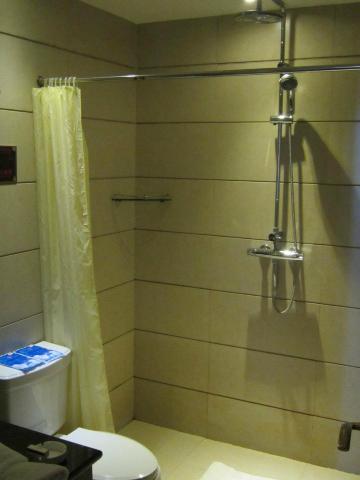 陆良圣邦大酒店-浴室