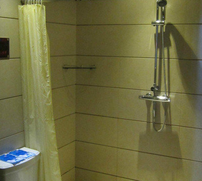 陆良圣邦大酒店主图