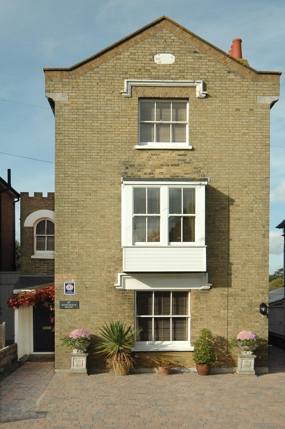 Endeavour House-官方