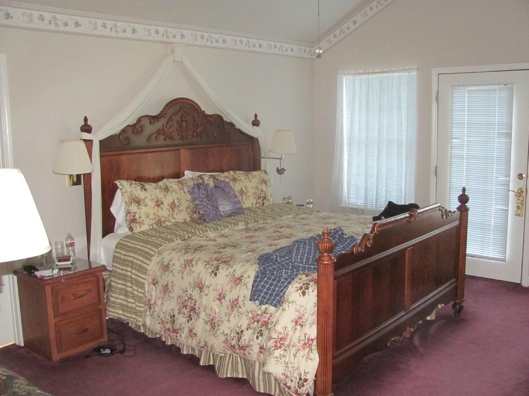 Arbor House and Angel of the Lake Bed and Breakfast