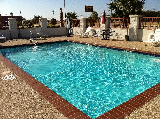 Budget Host Inn & Suites Cameron-泳池