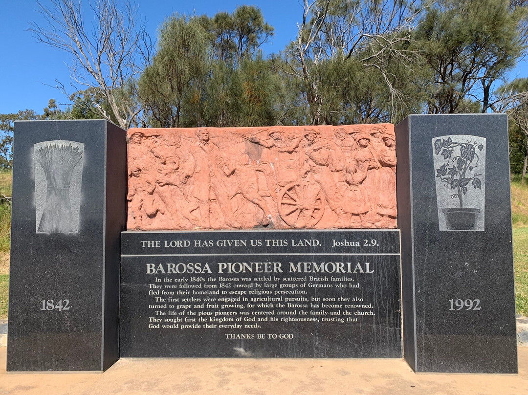 Mengler's Hill Lookout  Sculpture Park景点图片