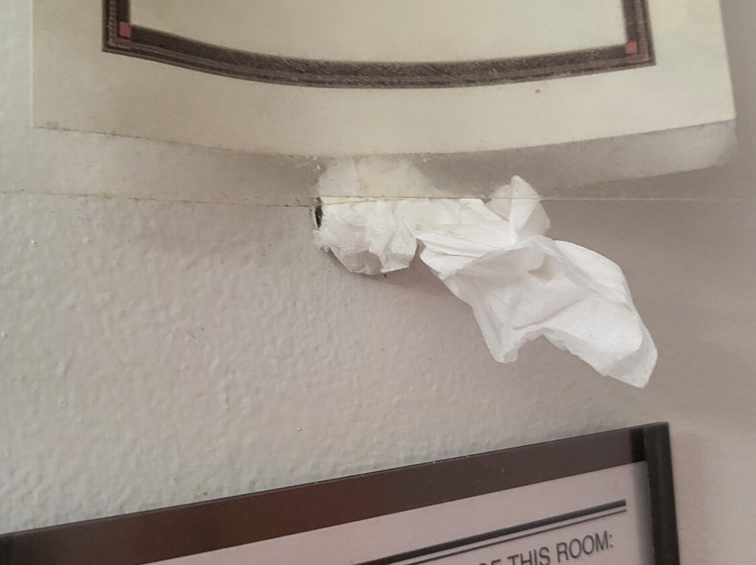 Colonial Brick Inn & Suites主图