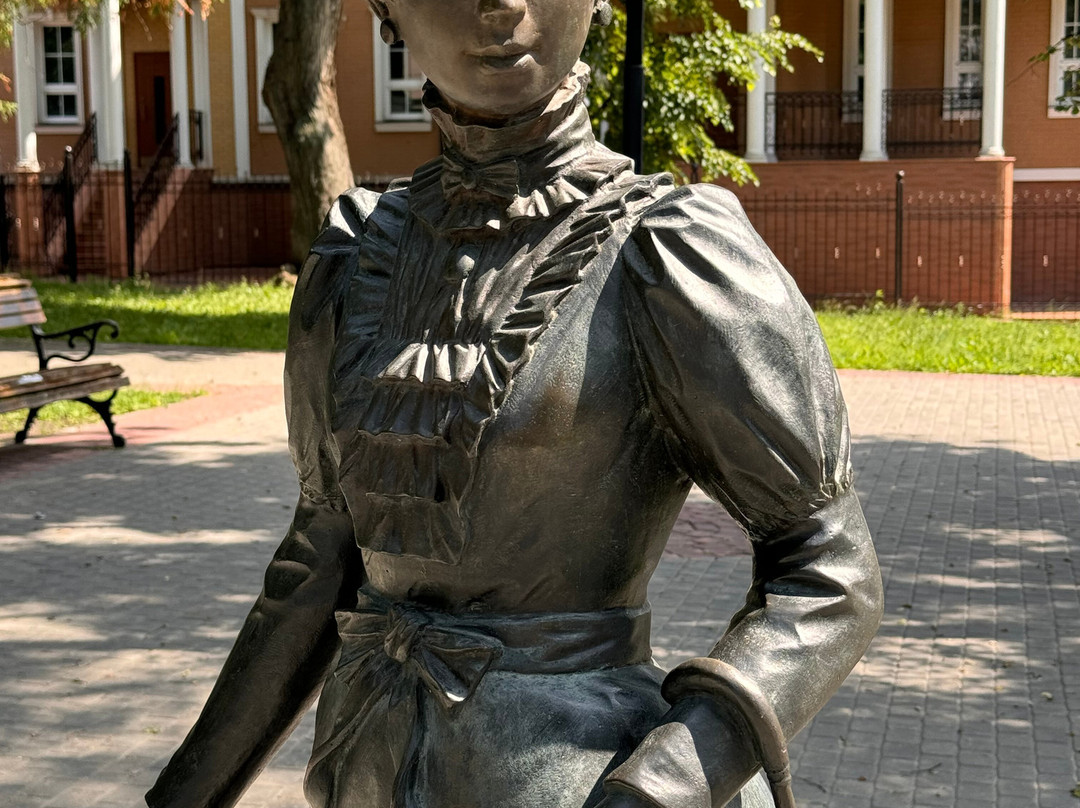 Dama s Sobachkoi Sculpture-Serpukhov必去景点