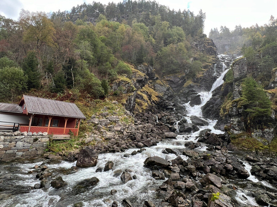 Låtefossen Waterfall景点图片