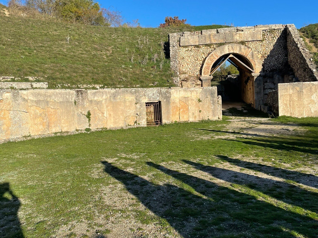 Anfiteatro di Alba Fucens景点图片