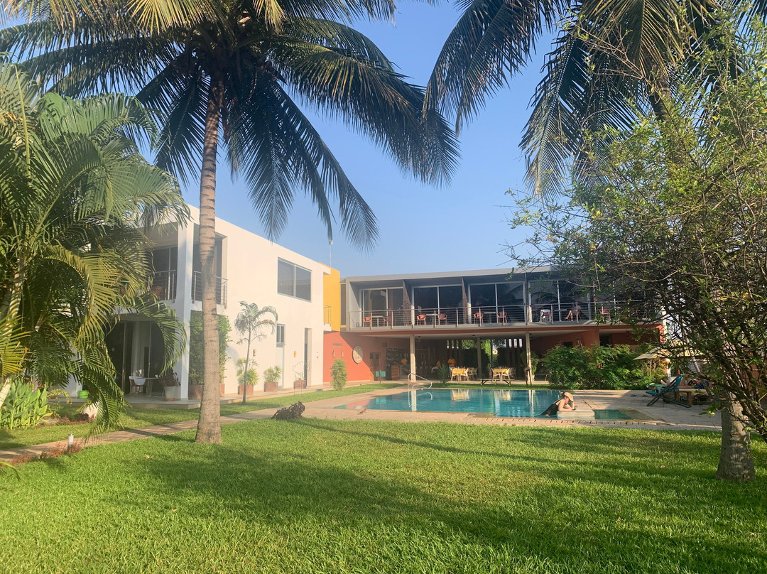 Leo's Beach Hotel & Restaurant主图