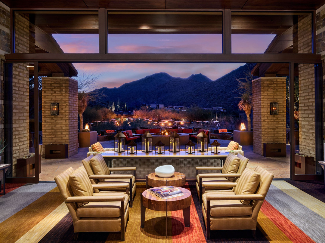 德芙山丽思卡尔顿酒店主图