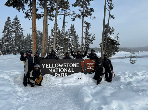 Yellowstone Snowmobiles-西黄石镇必去景点