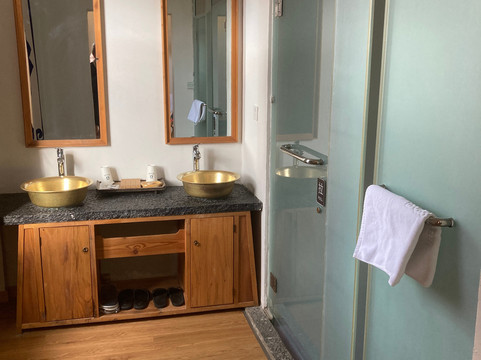 Khimstang Hotel, Shangri-la