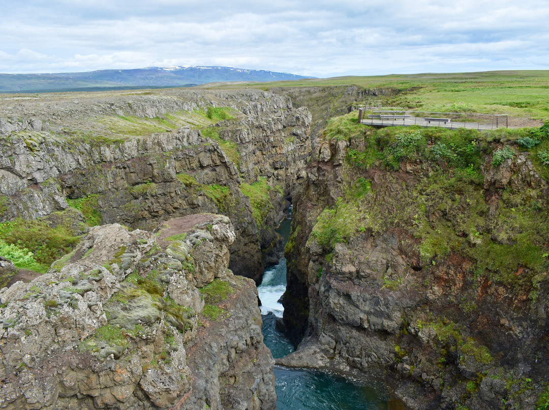 Kolugljufur Waterfall-华姆斯唐吉必去景点