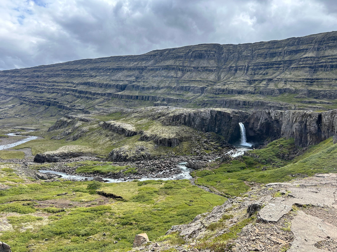 Folaldafoss Waterfall-Sledbrjotur必去景点