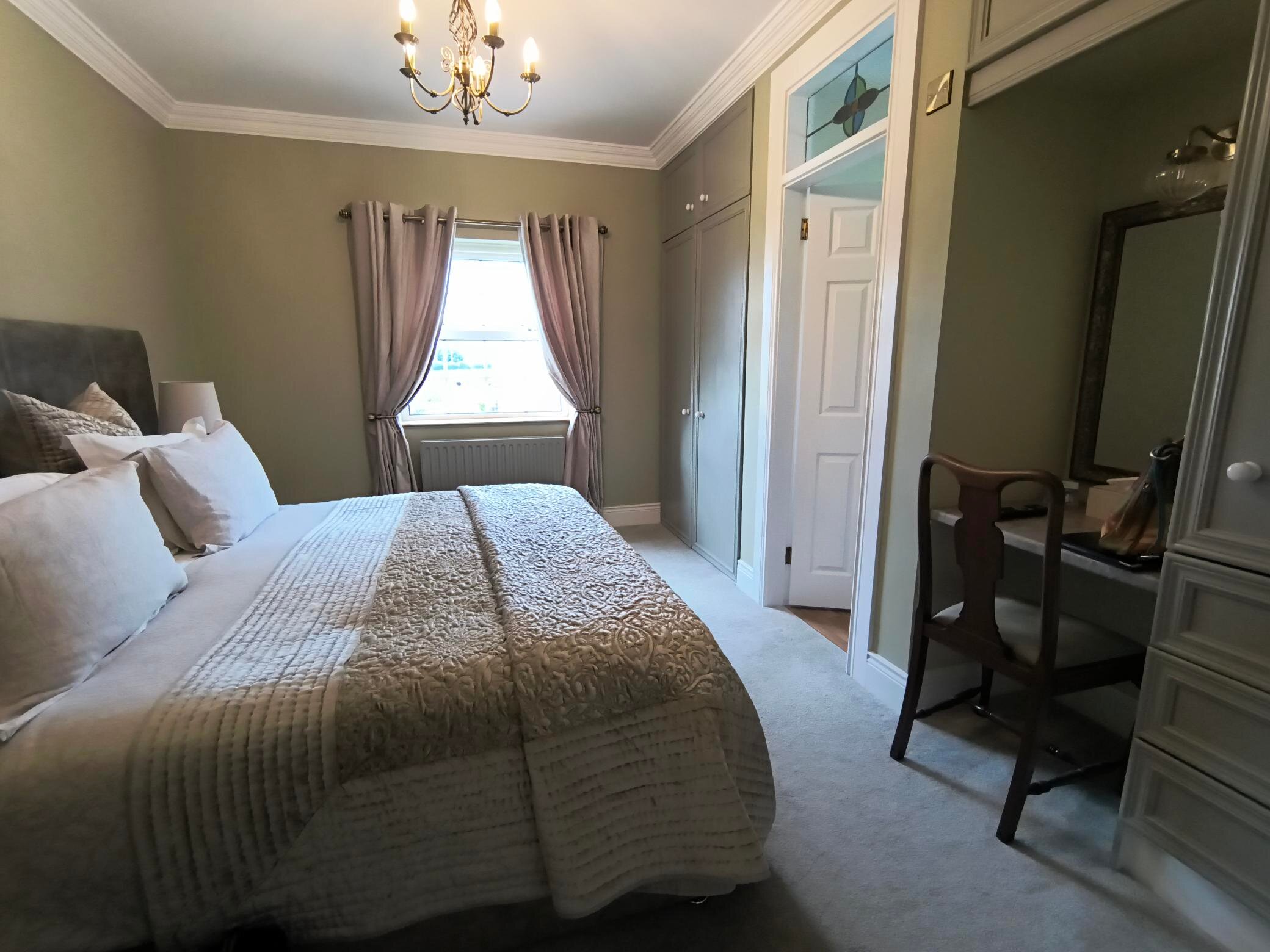 Carnalbanagh House-客卧