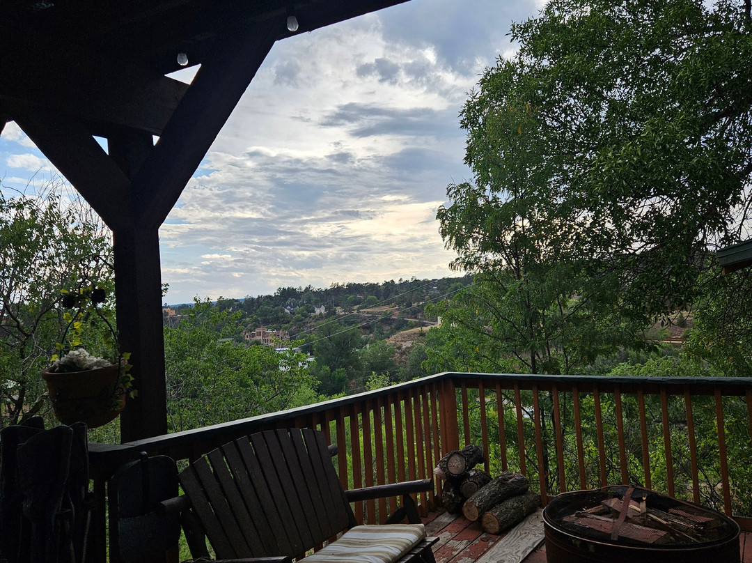 Historic Log Cabin Motel主图