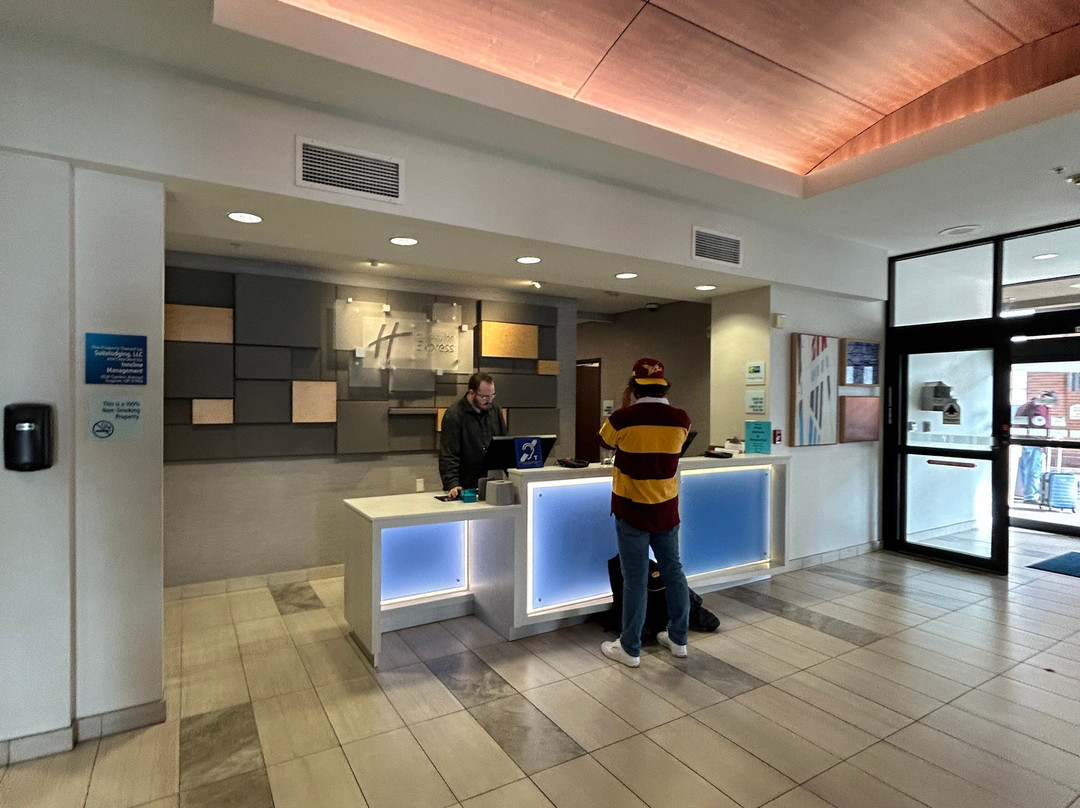 尤金假日智选快捷套房酒店主图