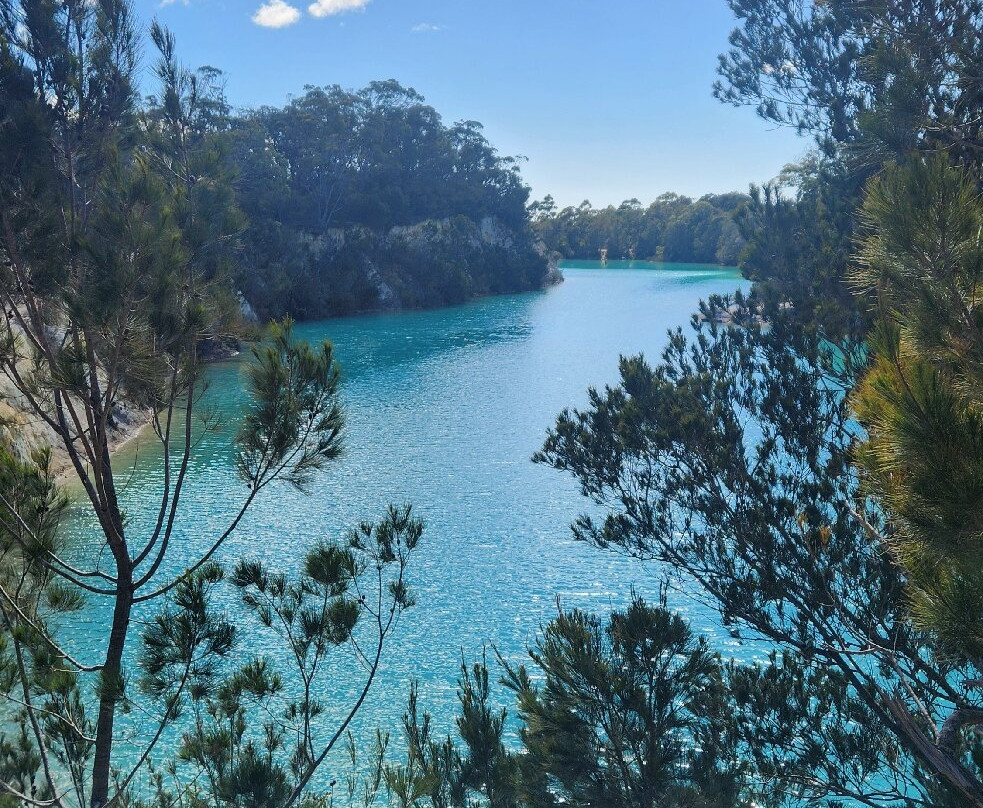Little Blue Lake-South Mount Cameron必去景点