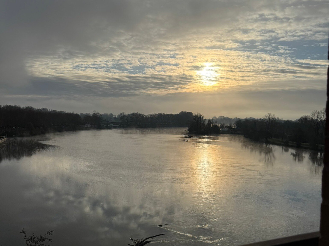 莫萨克红磨坊酒店主图