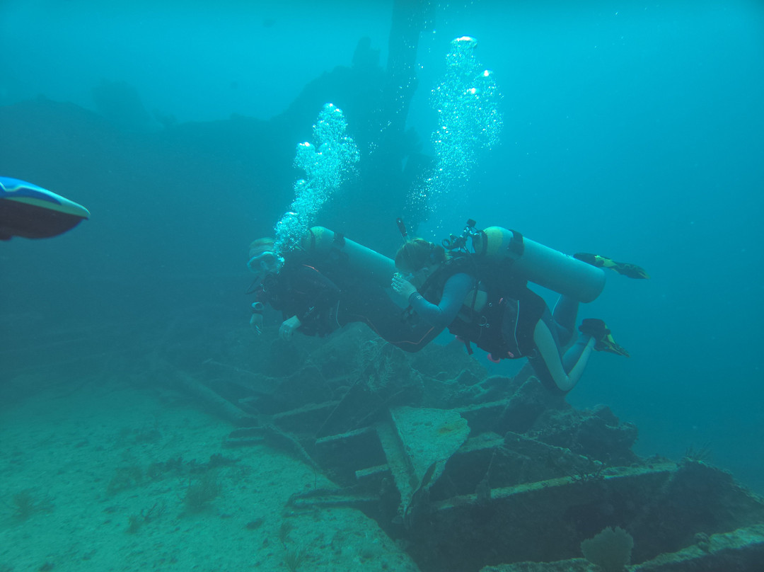 Rainbow Reef Dive Center-拉哥岛必去景点