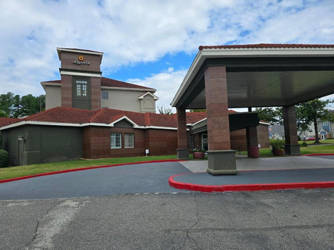 伯明翰霍姆伍德拉昆塔温德姆套房酒店主图