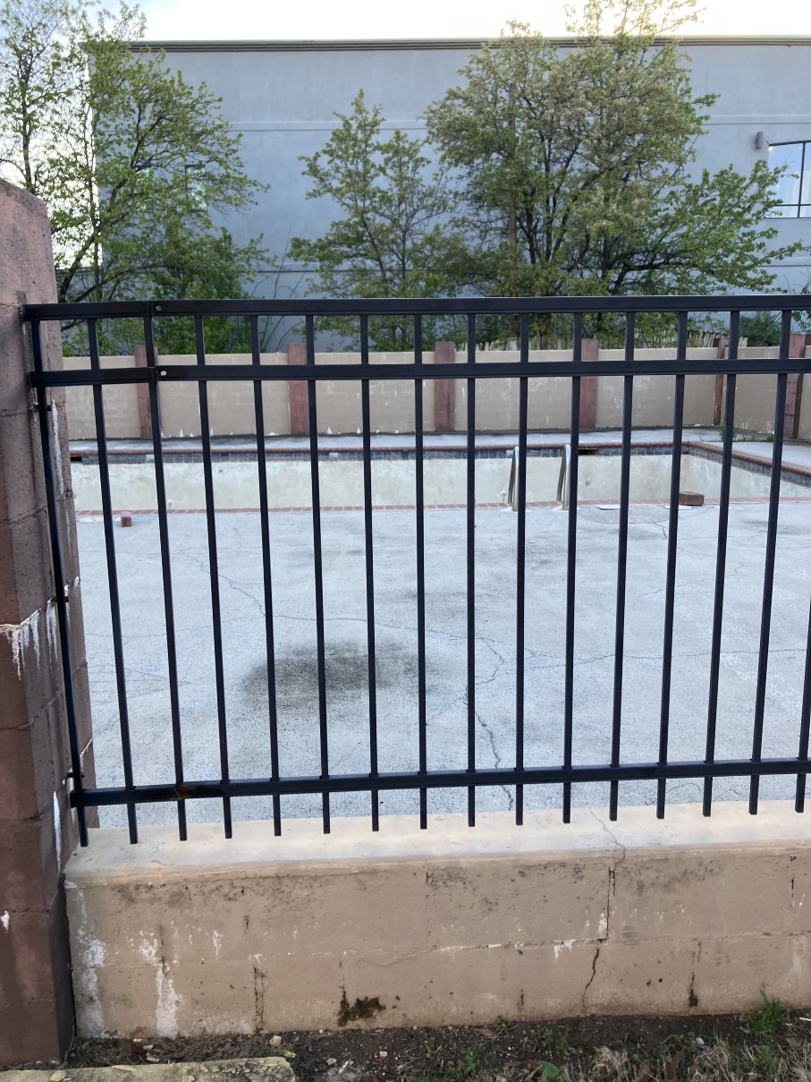 东伯明翰 - 艾昂戴尔机场红屋顶普拉斯酒店-泳池